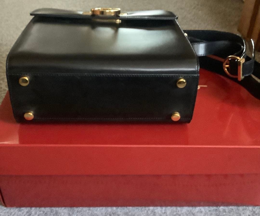 フェラガモ　ショルダーバッグ