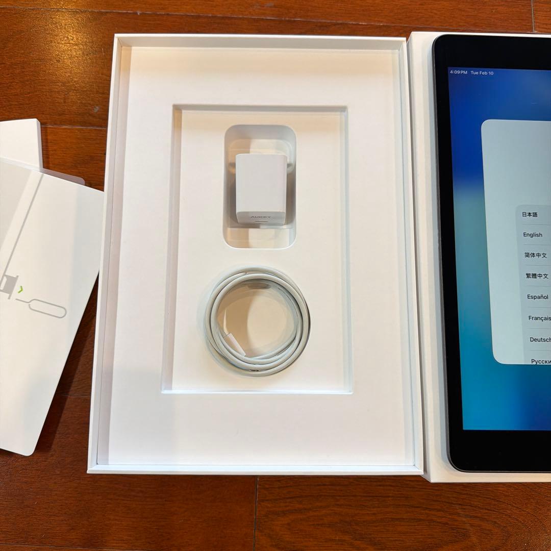 iPad (第8世代) Cellerモデル本体 充電器付き