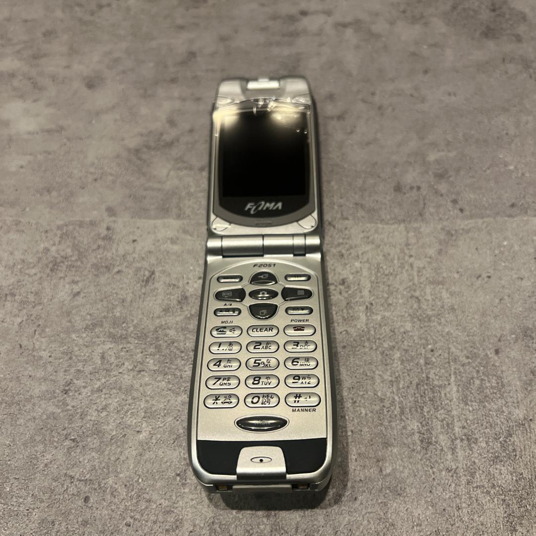 ドコモdocomoFOMAガラケーF2051シルバー未使用に近い付属品あり