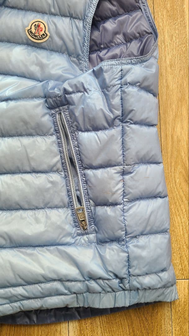 MONCLER フード付き ダウンベスト　水色
