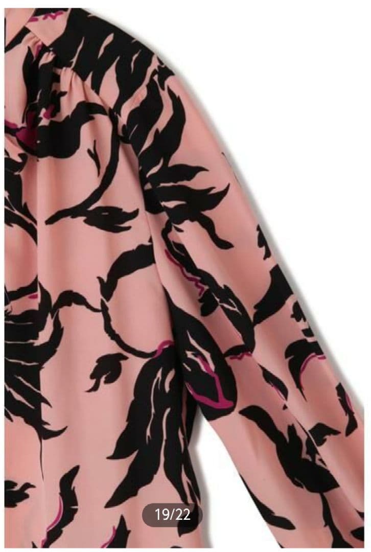 新品未使用ピンキーダイアンフラワープリントブラウス