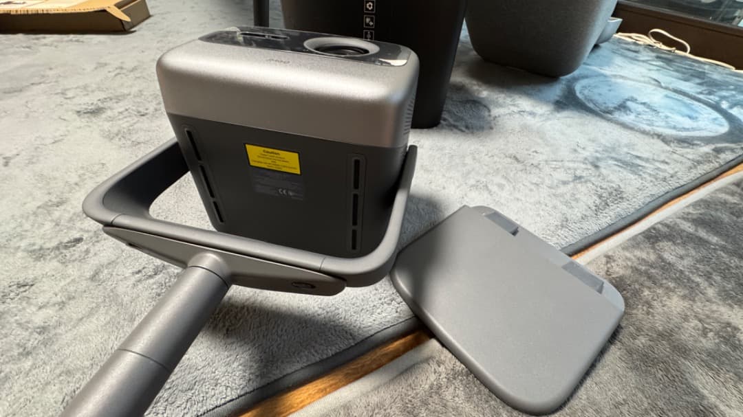 JMGO N1S Ultra 4K. 専用スタンド付き