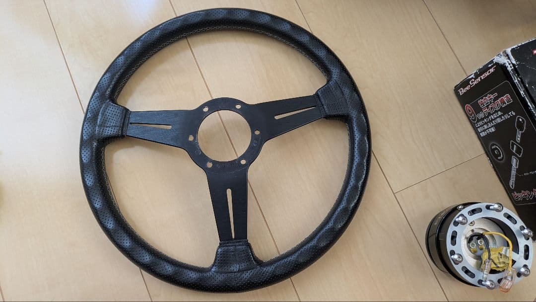 Nardi ステアリング　パンチングレザー　内側白ステッチ　３４パイ？　本物