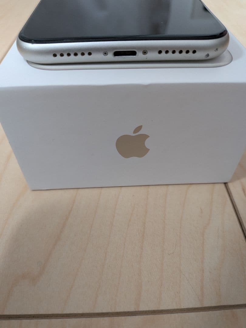 iPhone 11 64GB ホワイト SIMフリー 箱付き　即日発送