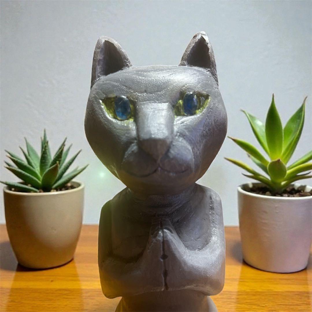 グレーの猫の木製置物　桐　手彫り