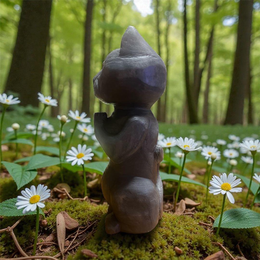 グレーの猫の木製置物　桐　手彫り