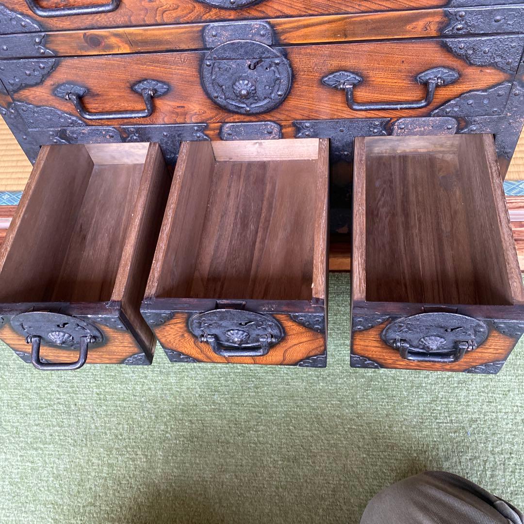 日本の伝統的な木製タンス　時代箪笥風　鍵付き　工芸品