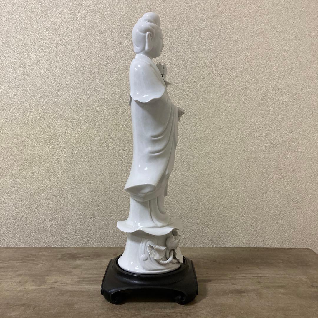 中国美術　白磁　蓮上観音立像　唐木台付　置物仏像〈検　徳化窯　観音菩薩　青磁