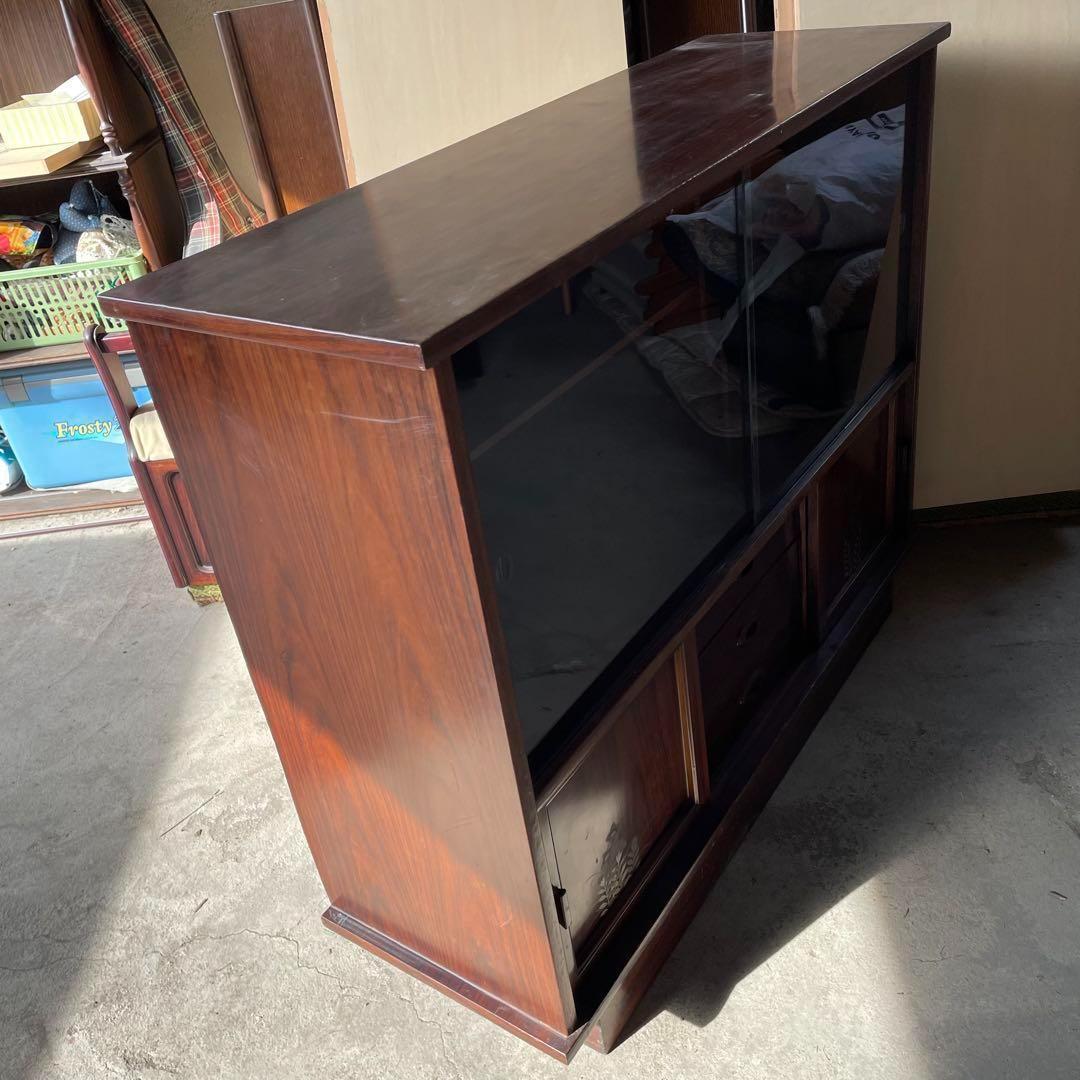 木製ダークブラウンキャビネット ガラス扉付き