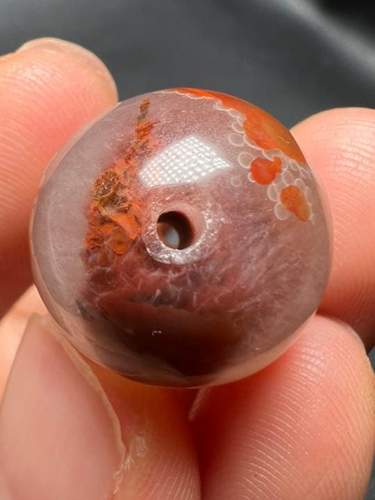0908162　セール✨戦国紅瑪瑙17ミリ　貫通穴　キラキラ✨結晶