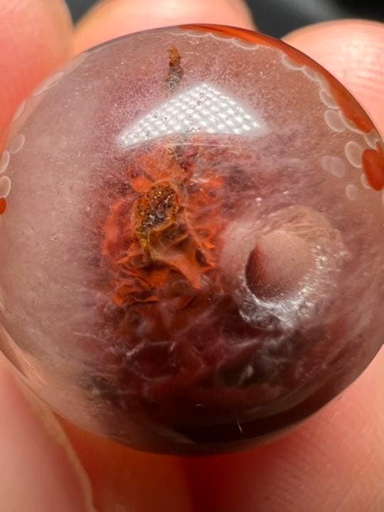 0908162　セール✨戦国紅瑪瑙17ミリ　貫通穴　キラキラ✨結晶