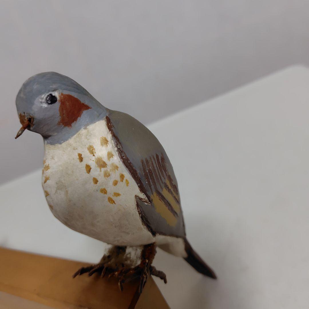 本物木彫の子鳥です。