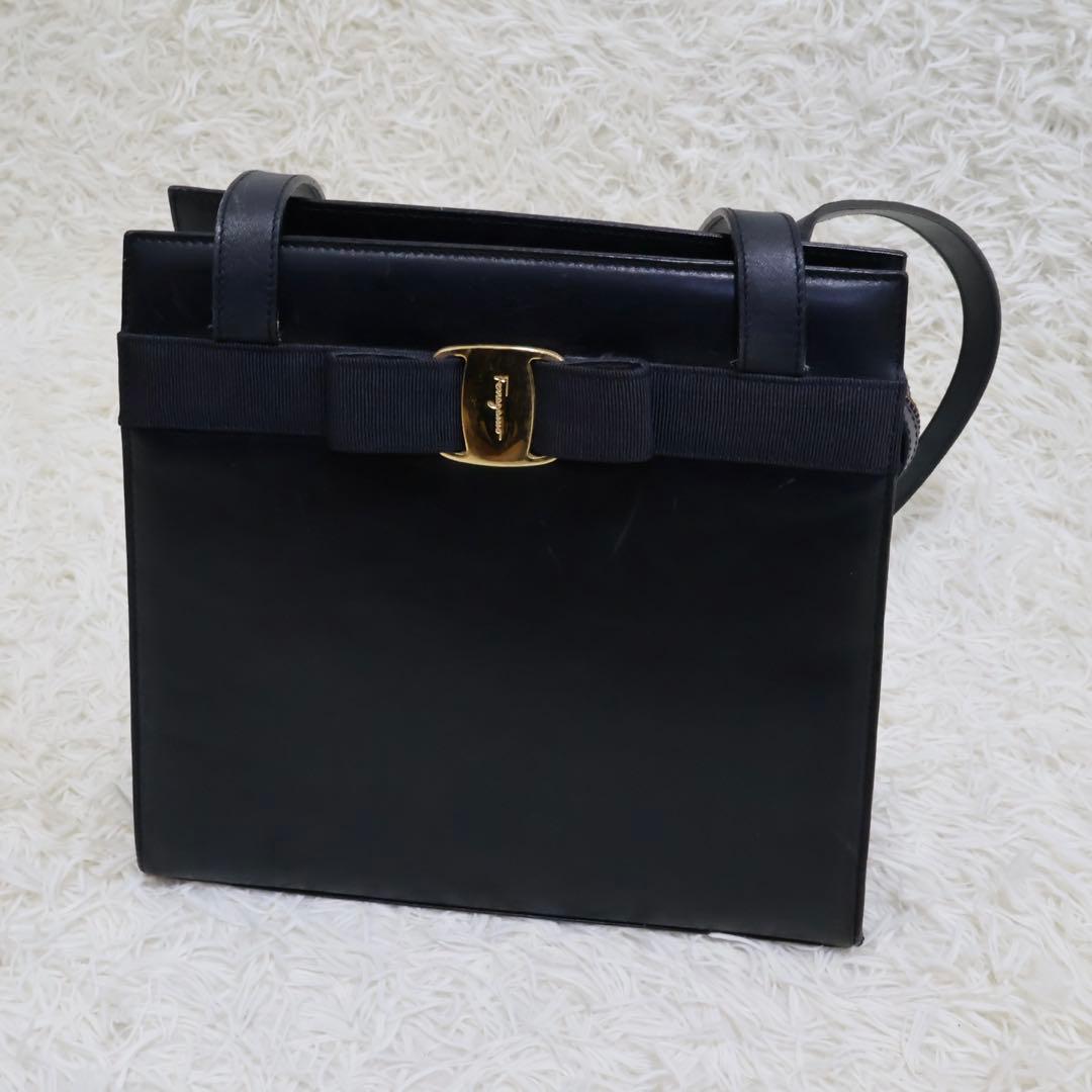 サルヴァトーレフェラガモ　ショルダーバッグ ブラック