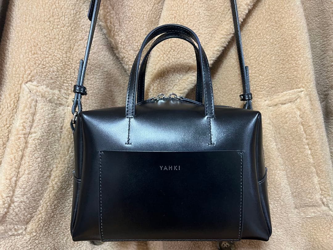 YAHKI ブラック ソフトボストン型ショルダーバッグ