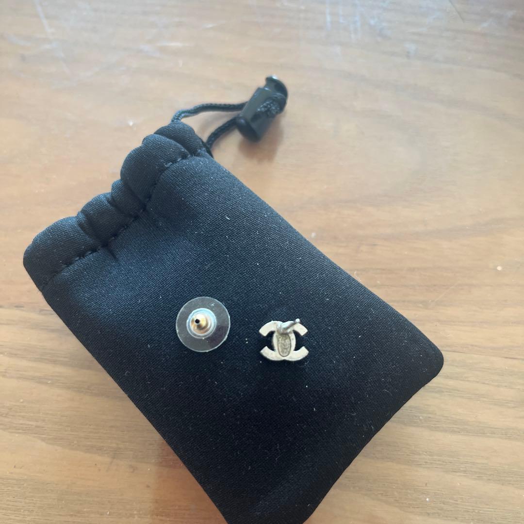 CHANEL ロゴ ピアス　　片耳　お色シルバー