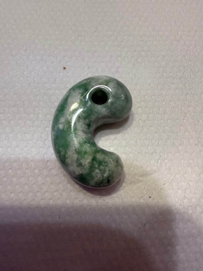 糸魚川翡翠‼️小滝産地‼️勾玉‼️大変に美しい柄‼️希少‼️破格出品‼️送料無料‼️