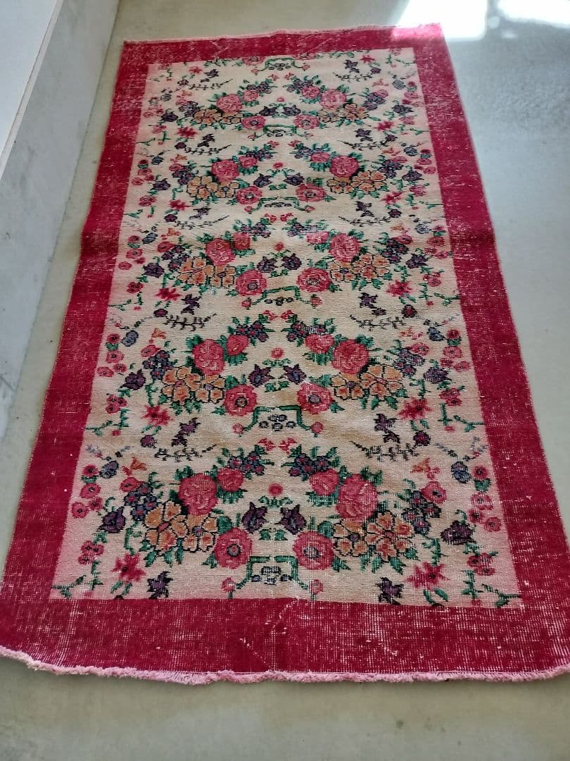 ワインレッドとくすみベージュのフラワー柄ヴィンテージトルコラグ　No.736