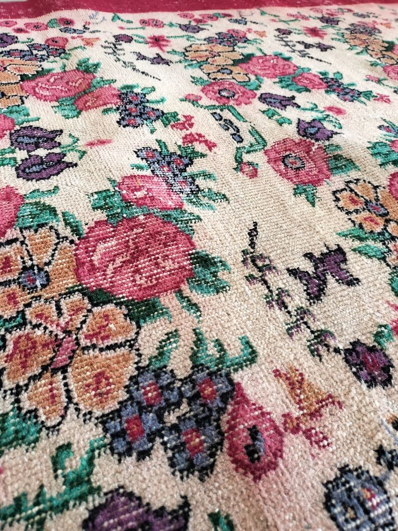 ワインレッドとくすみベージュのフラワー柄ヴィンテージトルコラグ　No.736