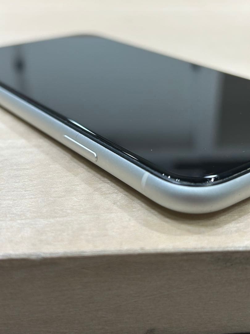 iPhone XR / white / 256GB / SIMロックなし