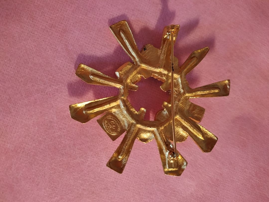 多色ストーンの幾何学ブローチ