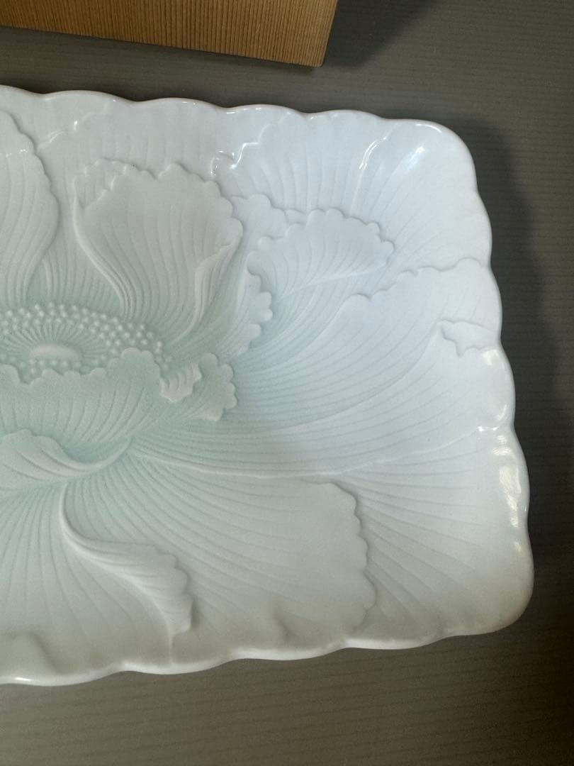 2454 有田焼　其泉作　青白磁牡丹彫　盛皿　未使用