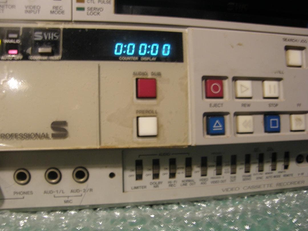 ビクターBRS-611業務用SVHSレコーダージャンク品の出品です。