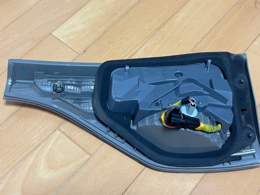 エスティマハイブリッドAHR20テールランプセット かなり薄いブルータイプ