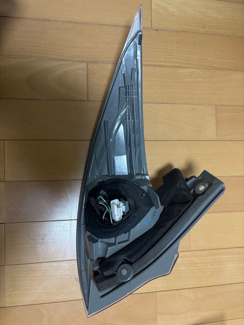 エスティマハイブリッドAHR20テールランプセット かなり薄いブルータイプ