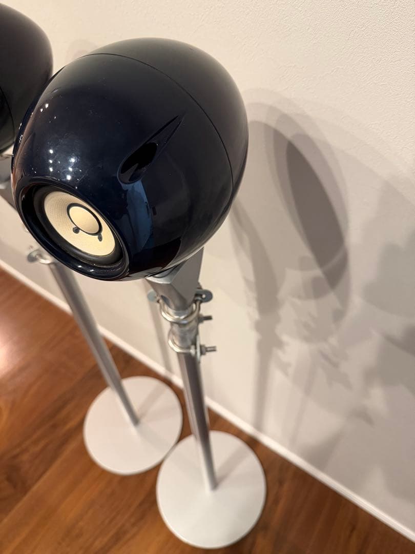 黒色モダンスピーカー スタンド付き