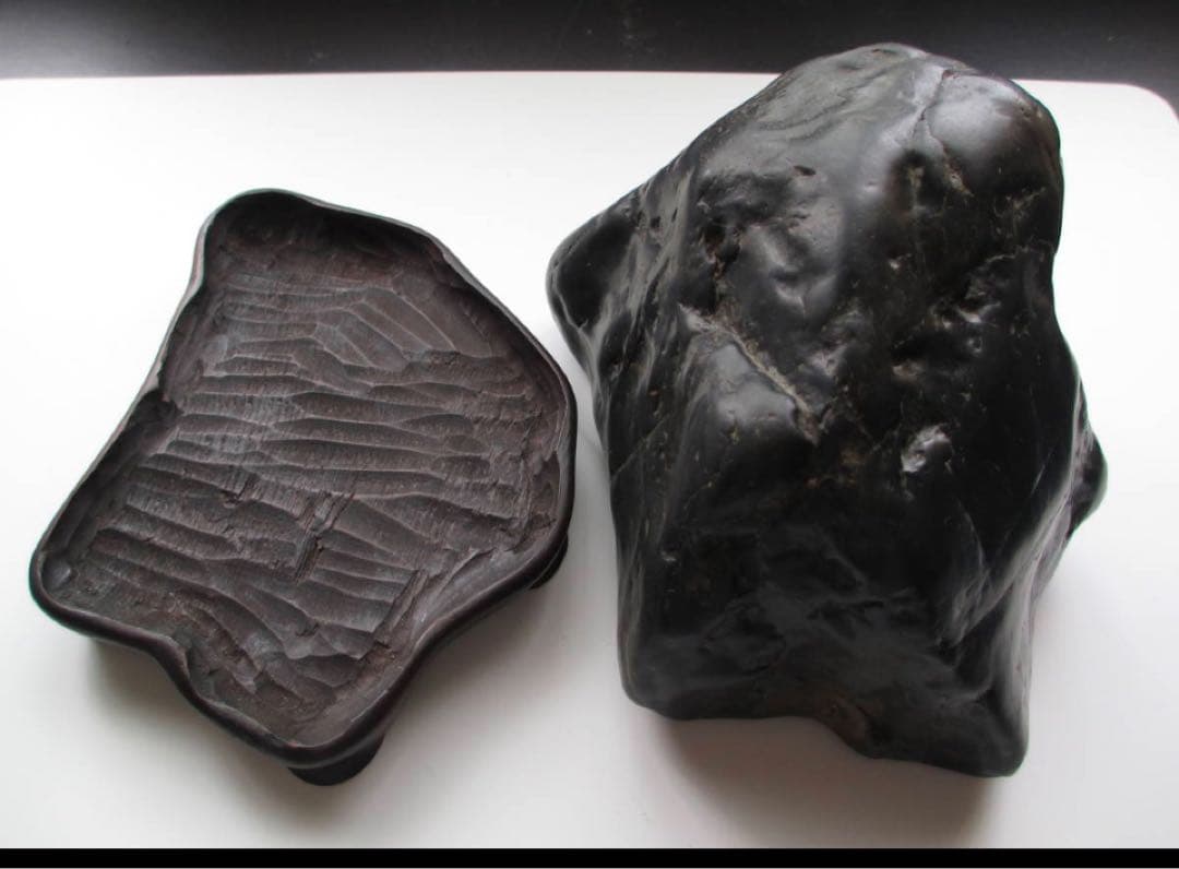 SALE 神居古潭石　深緑　台座あり