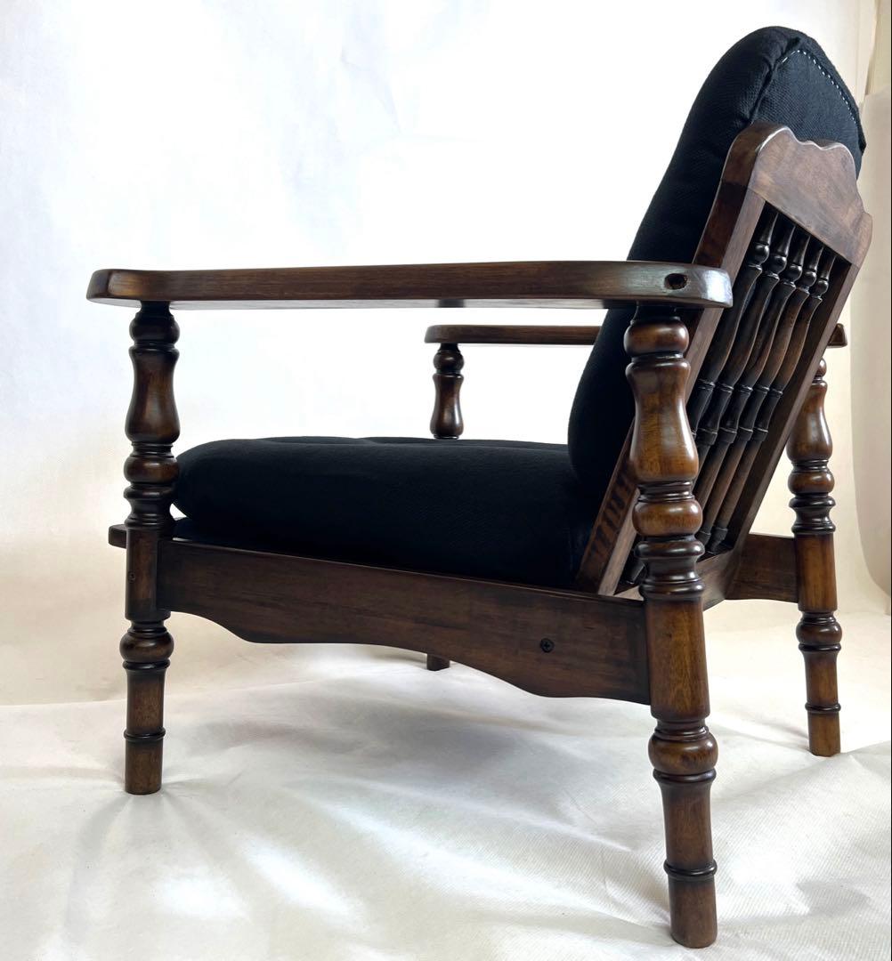 木製アームチェア・ 黒ファブリックソファ・ボタンクッション・ブラック