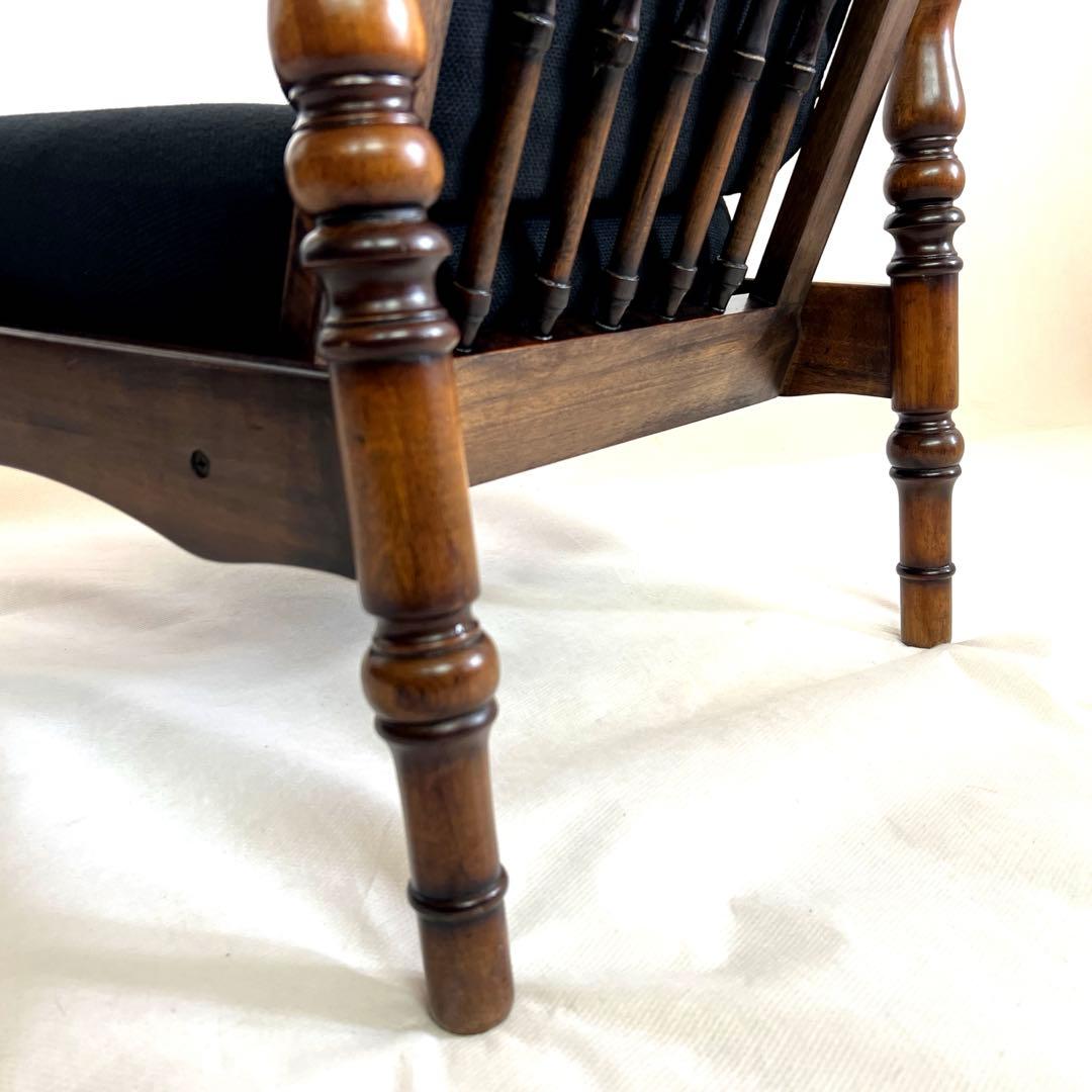 木製アームチェア・ 黒ファブリックソファ・ボタンクッション・ブラック