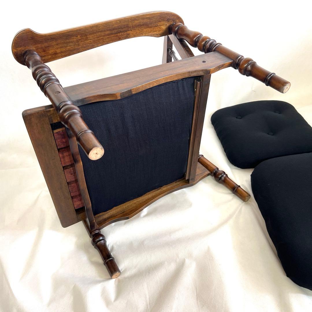 木製アームチェア・ 黒ファブリックソファ・ボタンクッション・ブラック