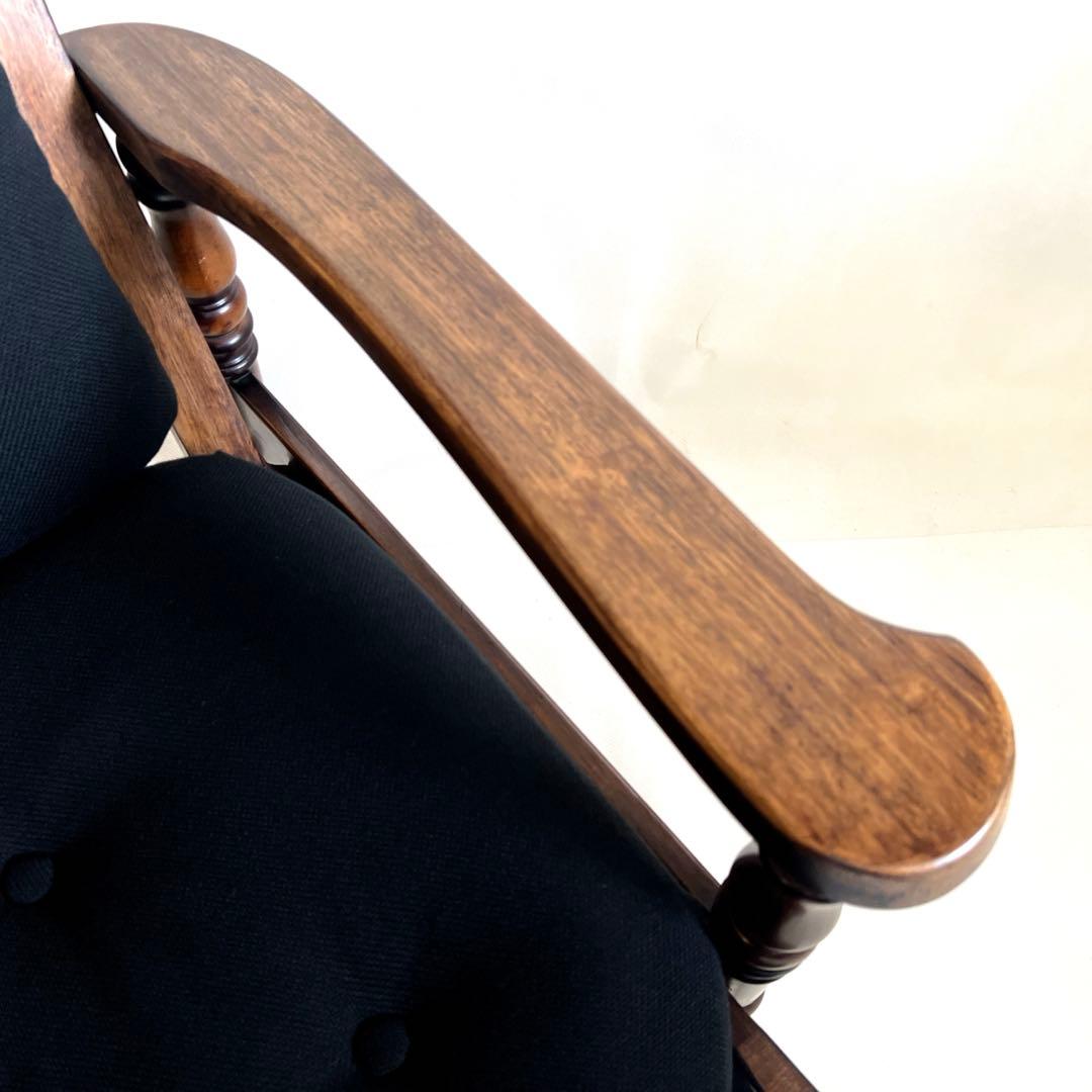 木製アームチェア・ 黒ファブリックソファ・ボタンクッション・ブラック