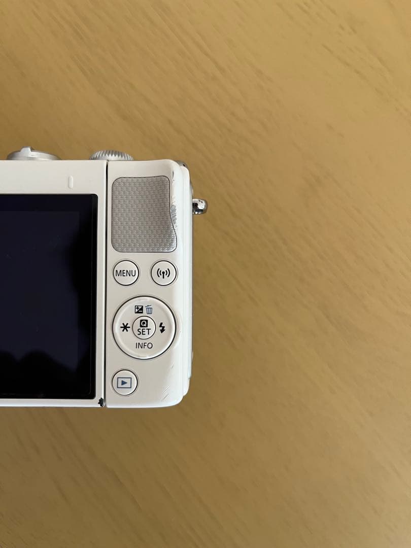 【三脚付き】Canon EOS M100 ミラーレス一眼 ホワイト