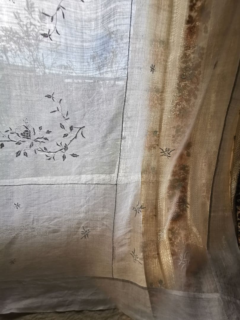 アンティークニードルワーク 昆虫＆薔薇刺繍フィレレース 大判シアークロスカーテン