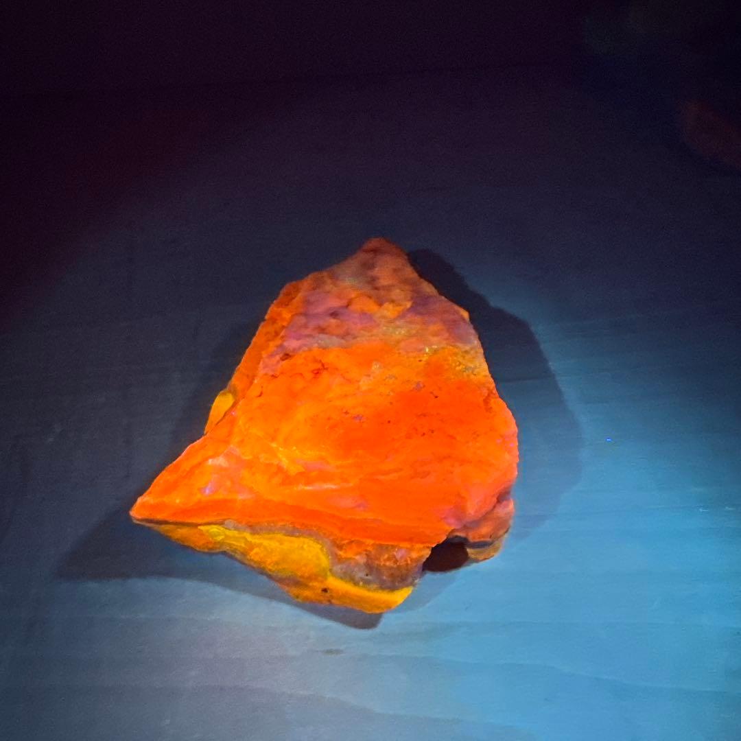 松田　2点　北海道石　然別オパール　蛍光オパール324g、84g