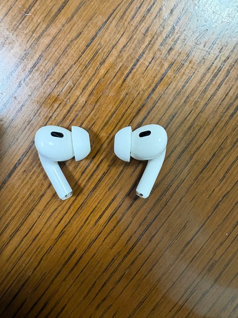 AirPods pro 2本体と充電ケース　(ドラえもんカバー付き)