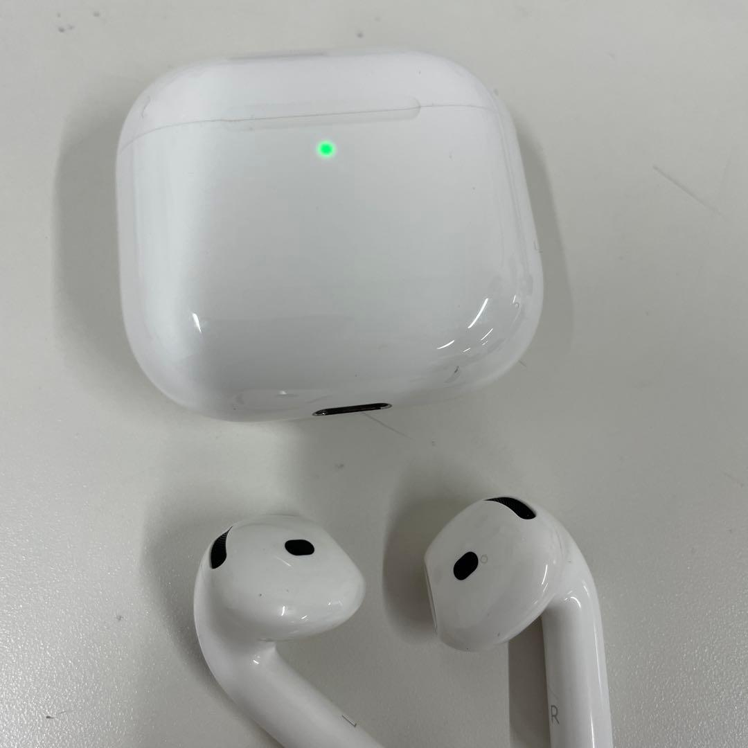 AirPods4本体 ホワイト iFace製カラビナ付き