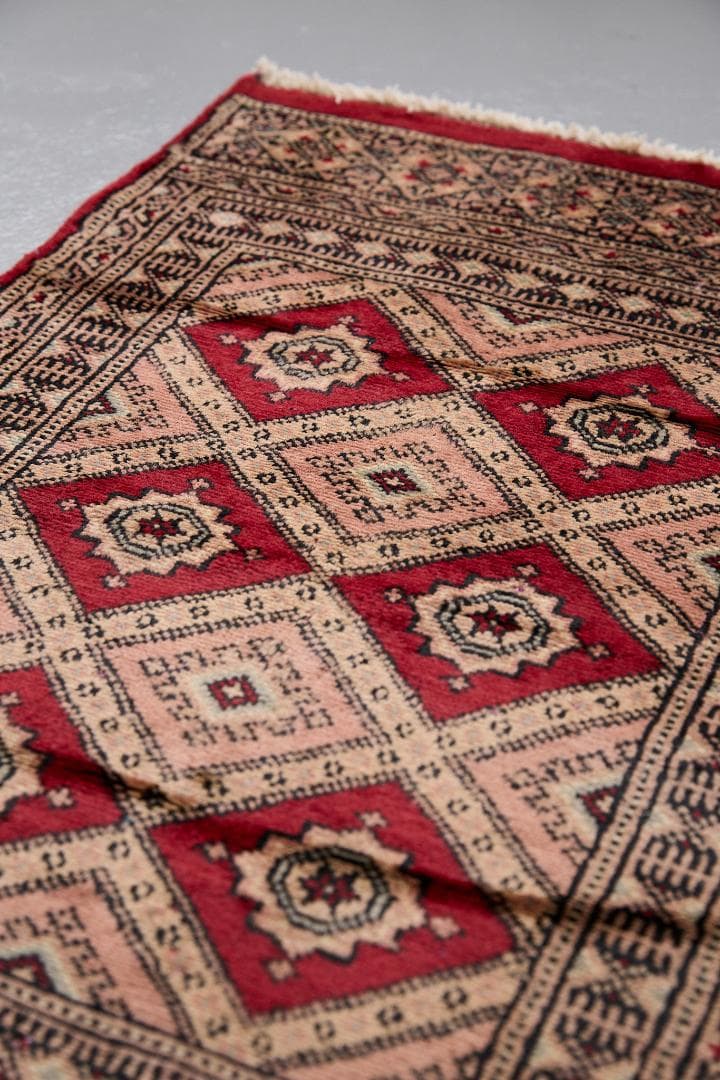 ヴィンテージラグ　トライバルラグ　パキスタン産（100×59cm）ベージュ　赤