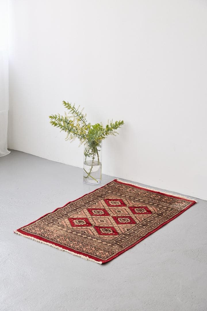 ヴィンテージラグ　トライバルラグ　パキスタン産（100×59cm）ベージュ　赤