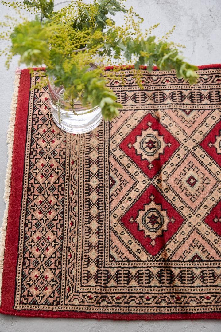 ヴィンテージラグ　トライバルラグ　パキスタン産（100×59cm）ベージュ　赤