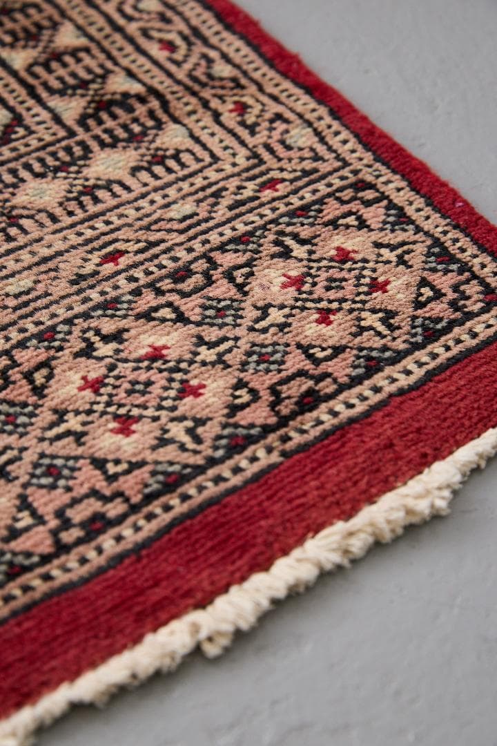 ヴィンテージラグ　トライバルラグ　パキスタン産（100×59cm）ベージュ　赤