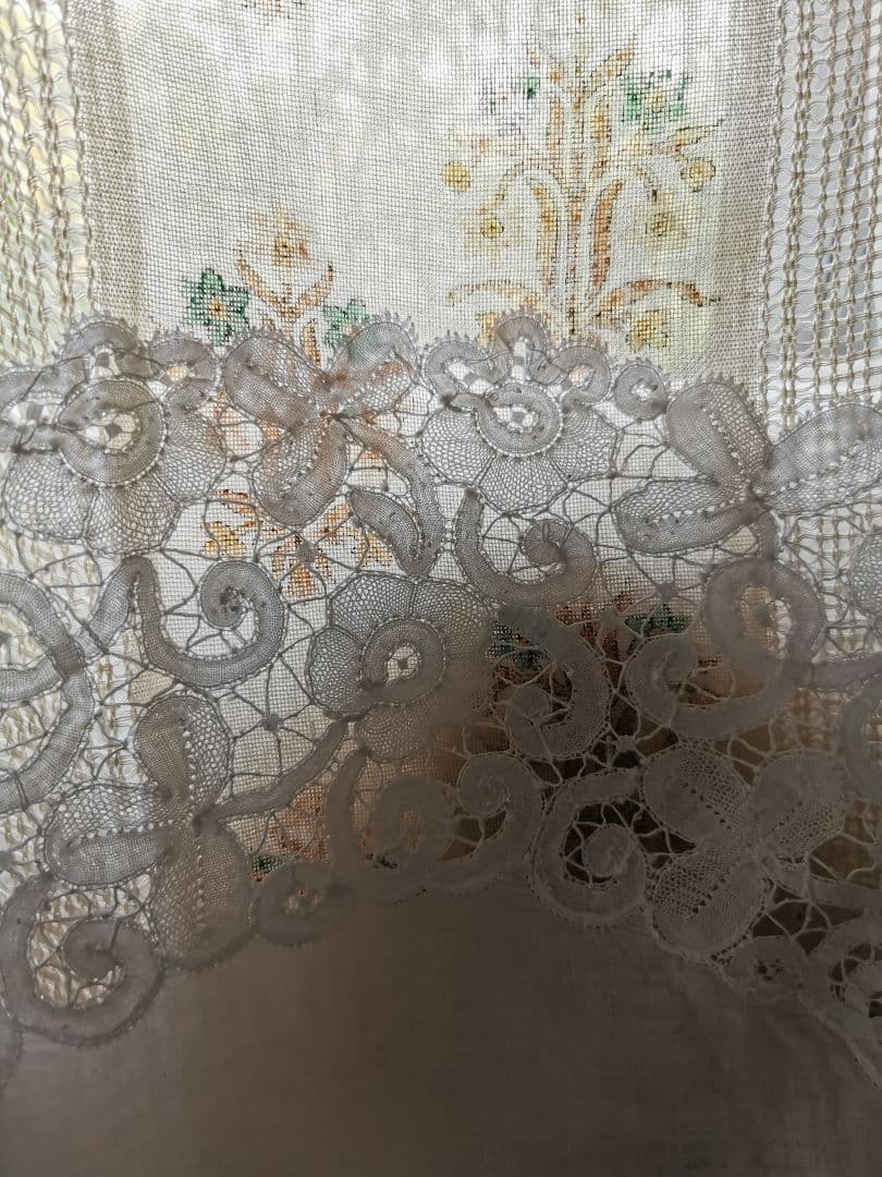 アンティークブルージュ 薔薇と三つ葉の草花紋 柔らかなボビンレースφ60ドイリー