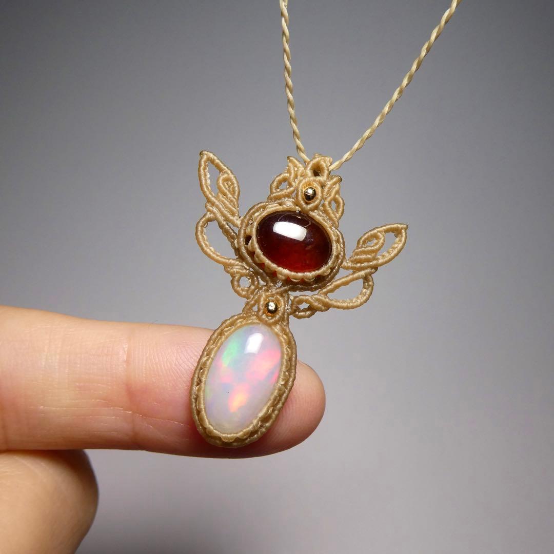 大粒オパール・ガーネットのマクラメネックレス