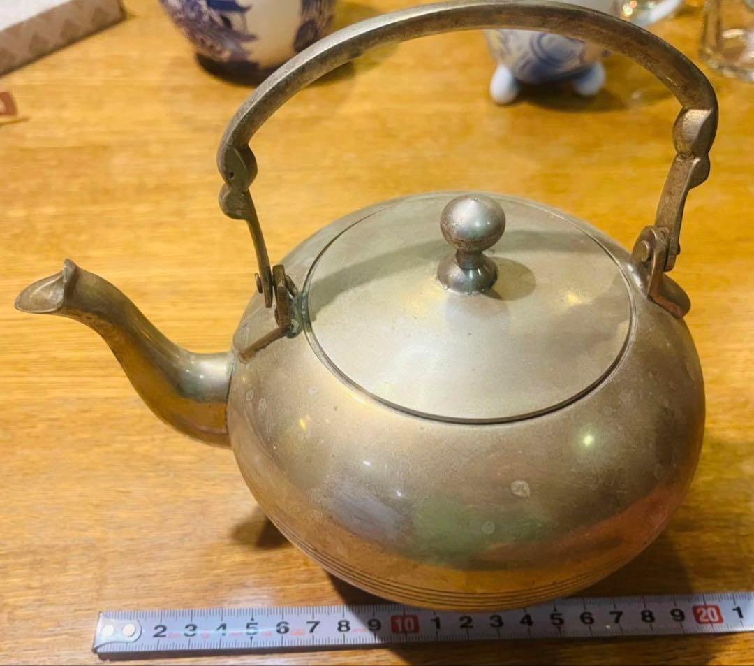 美しきシルバー製ポット