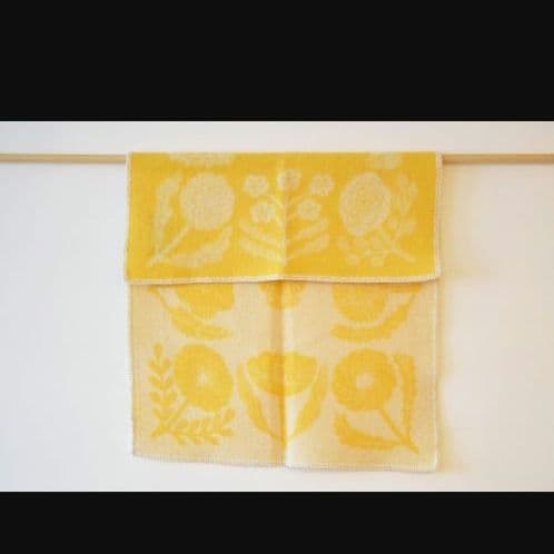 ラプアンカンクリ　鹿児島睦　VILLIKUKKA　花柄ブランケット 　イエロー