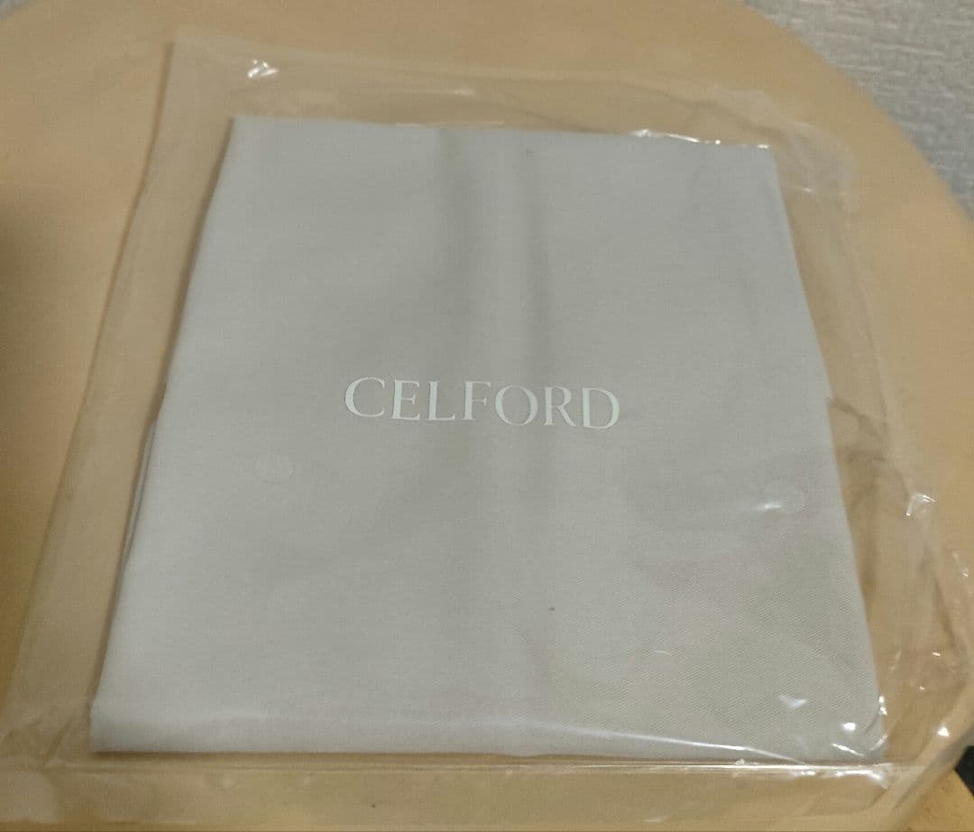 【新品未使用】セルフォード　リュタンビジュースタッズポシェット　イエロー