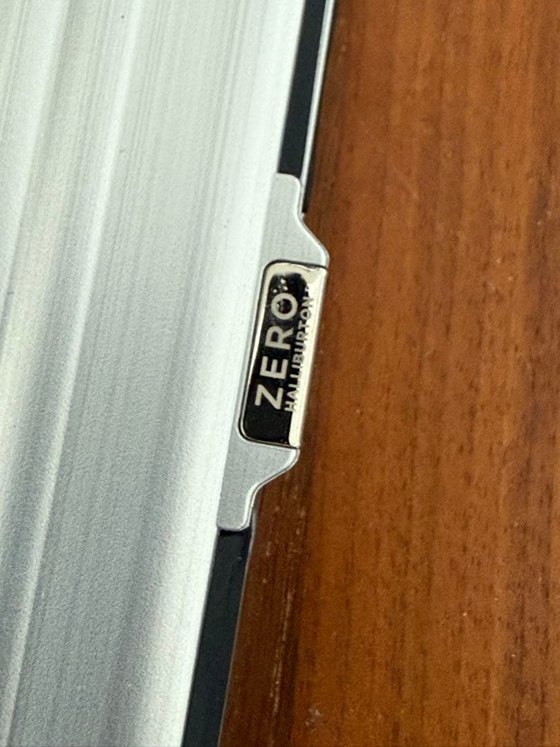 ゼロハリバートンiPhone16Pro 手帳タイプ