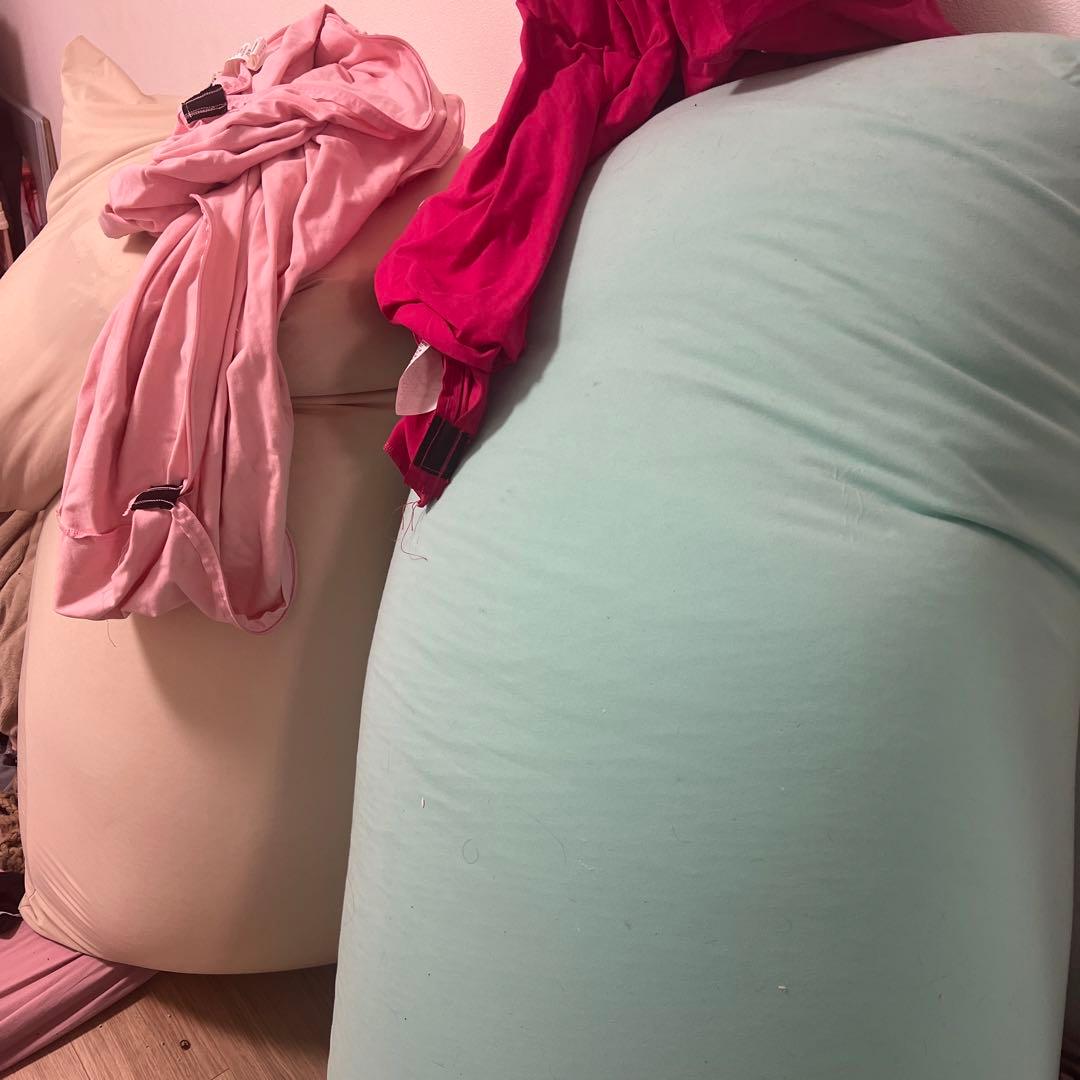 【引き取りに来れる方】 Yogibo ソファー二つとピンクと水色カバー&赤色カバ